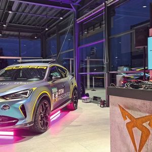 Entsprechend wurde für ein Kundenevent das Autohaus zur Feiermeile – die Modelle werden dafür natürlich in Szene gesetzt.(Bild:  Schuler-Eisner)