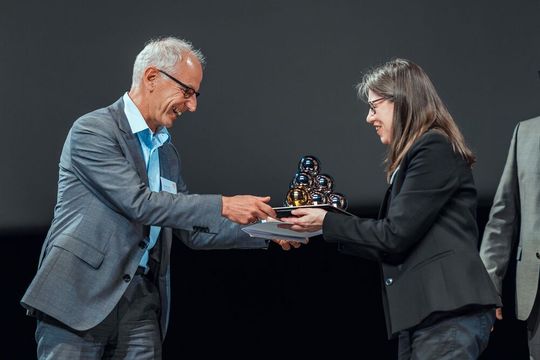Tamara Steinig-Schuh ehrt Andreas Tourneur von der Gigaset Communications GmbH mit einem GIB-SCM-Award.(Bild:  IFM  Business Solutions / G. Bender)