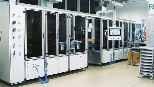 Kurztaktanlage für die Komplettmontage von Druckmessgeräten: 20 Stationen für Montage, Stanzen, Messfedern, Kalibrieren, Vision-Systeme zur Qualitätskontrolle, Schraubprozesse und Beschriften. Kurztaktanlage für die Komplettmontage von Druckmessgeräten: 20 Stationen für Montage, Stanzen, Messfedern, Kalibrieren, Vision-Systeme zur Qualitätskontrolle, Schraubprozesse und Beschriften.