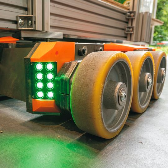 Bild 1: Eine Vielzahl separat angetriebener Fahrzeuge ist mittels Funk verschaltet und mit Kameras ausgestattet, sodass sie sich selbst koordinieren und synchron agieren. Bild 1: Eine Vielzahl separat angetriebener Fahrzeuge ist mittels Funk verschaltet und mit Kameras ausgestattet, sodass sie sich selbst koordinieren und synchron agieren.