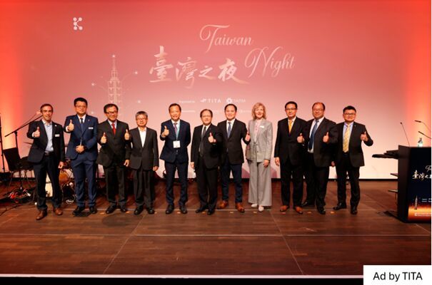 Bei der beliebten „Taiwan Night“ am 8. Oktober. Von links: Florian Mikulasch (VDMA), Ryan Hsiao (TAMI), Mei-Shun Lo (Taipei Representative Deutschland), Bush Hsieh (TAMI), Dr. Klement Ruey-sheng (Taipei Representative Deutschland), Simon Wang (TAITRA), David Chuang (TAMI), Petra Cullmann (Messe Düsseldorf), Michael Wang (TAMI), Eric Wei (TAMI), Chuang-Teng Liao (China Airlines).  (Bild: TAITRA)