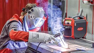 Was beim Schweißen gar nicht effektiv und stabil genug sein kann – der Lichtbogen – ist beim Schaltvorgängen in einem Gleichstromnetzt brandgefährlich. Wie man das Weiterfließen des Gleichstroms bei einer Schalterbetätigung sicher vermeidet, ist ein aktuelles Forschungsthema. (Bild: Fronius)