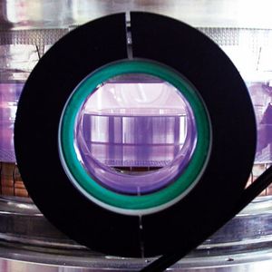 Auf der Oberfläche eines Hybrid-Hochleistungswälzlagers werden im Plasmareaktor dünne Schichten erzeugt, die die Benetzungseigenschaften beeinflussen.