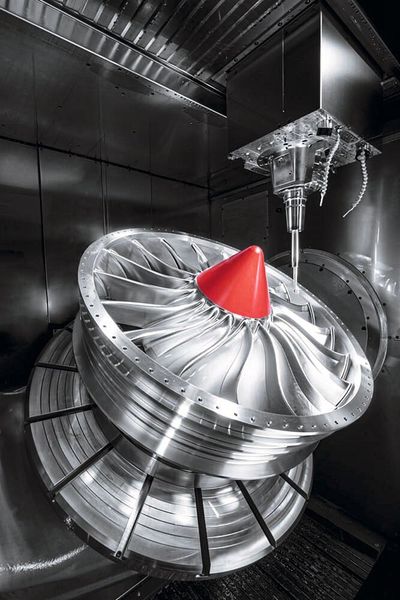 Komplexe Geometrien und grosse Bauteile wie dieses Fan-Modul – beides schafft die C 62 U MT dynamic. (Hermle)