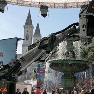 Der Roboter als Fahrgeschäft: Bei den Feierlichkeiten zum Tag der Deutschen Einheit 2012 in München sorgte der Robocoaster für aufregende Momente bei den Besuchern.