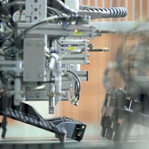 Mehr Formstabilität für das Schwallblech: Pöppelmann K-Tech ermittelte in verschiedenen Versuchen den optimalen Gas-Anteil zum Schäumen der Kunststoffschmelze. (Bild:  Pöppelmann)