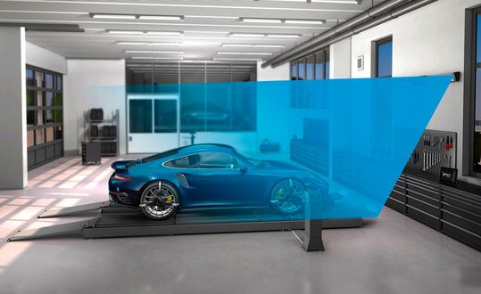 Anstatt üblicherweise zwei, blicken bei der Q.Lign T-Serie vier Kameras auf das Fahrzeug. Sie ermitteln zuverlässig die jeweiligen Radwerte – sowohl im Zustand „Fahrzeug abgelassen“, als auch „Fahrzeug angehoben“.(Bild:  Beissbarth)