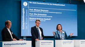 (v.l.) Stephan-Andreas Casdorff, Prof. Michael Baumann und Prof. Rita Schmutzler beim 2. Nationalen Krebspräventionsgipfel (Bild: Lena Ganssmann / Tagesspiegel)