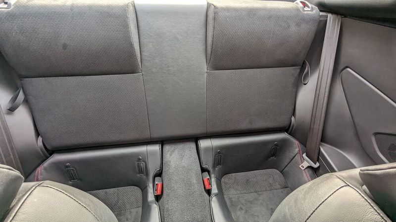 Das kennen Porsche- und andere Sportwagenfahrer: Die hinteren beiden Sitzplätze sind eigentlich eine bessere Ablage und taugen bestenfalls für die Mitnahme von Babys und (kleinen) Kindern. Was jedoch jegliche Nutzung des Fonds nervig macht: Es gibt keine „Easyentry“-Funktion. Man kann lediglich die Sitzlehne nach vorne klappen und muss diese dann wieder neu auf die jeweilige Sitzposition einstellen. (Bild: Dominsky – VCG)