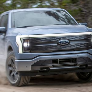 Die Basisversion des neuen Ford gibt es mit einer 98 kWh großen Batterie.(Bild:  Ford)