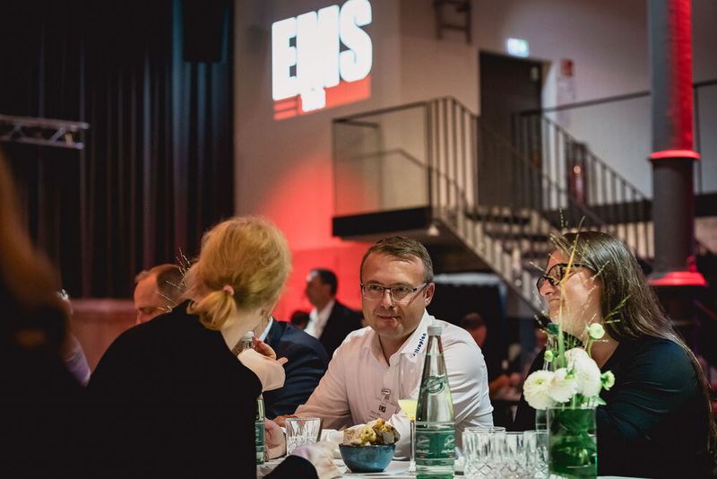 Im Rahmen des Networking-Dinners zum EMS-Tag 2024 wurde das Netzwerk erweitert, fein diniert und Champagner probiert. (Bild: Stefan Bausewein)