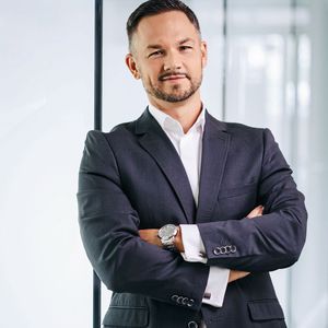 „Im Kontext der Klimadiskussion geht es allzu oft um Technologien, die sich noch in der Prototyp- oder Demonstrationsphase befinden. Um jetzt schnell und pragmatisch Energie zu sparen, ist es wichtig, die richtigen Stellschrauben zu finden. Im Bereich der Wärmeübertragung existiert da ein enormes Potenzial.“ - Fabian Schega ist Leiter der Energy Division bei Alfa Laval Mid Europe   (Bild:  Alfa Laval)