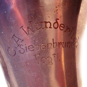 C. A. Wunderlich, Siebenbrunn (Vogtland), beherrschte die Kunst der Blechbearbeitung. Heute wenig bekannt sind die sogenannten „Jazzophone“, ähnliche Instrumente wie die Saxofone.
