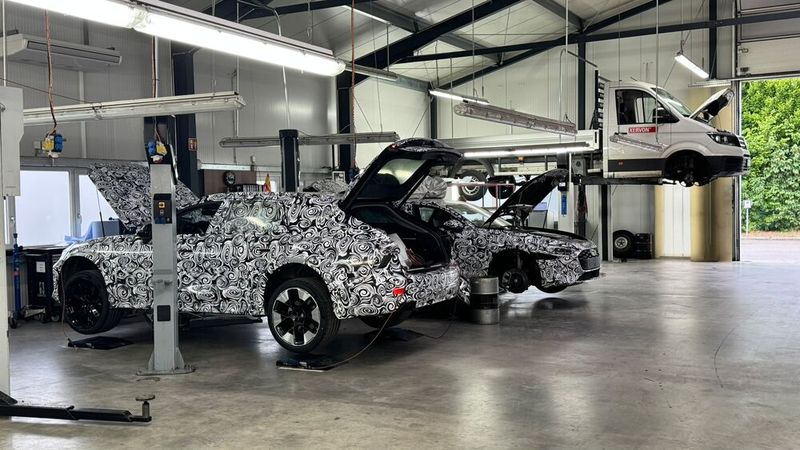 Auch diese beiden Erlkönige aus Ingolstadt haben wir bei unserer Rundreise entdeckt. Um was für Modelle es sich genau handelt, wissen auch wir nicht. Oder vielleicht doch? (Bild: Schreiner – VCG)