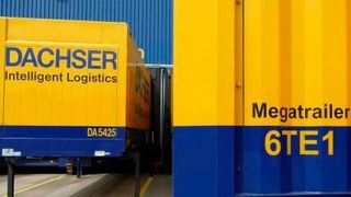 Dachser stockt Laderaum auf. Bei der Neuanschaffung von Sattelaufliegern setzt das Unternehmen in Deutschland nun vorwiegend auf sogenannte Megatrailer, um die Auslastung und die Klimabilanz bei Transporten zu verbessern. (Dachser)