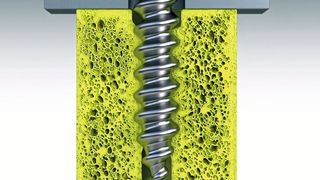 Die Gewindekontur ermöglicht, im Gegensatz zu selbstfurchenden Geometrien, materialschonendes Gewindeprägen durch eine elastische/plastische Umformung im Kunststoff-Tubus.  (Ejot)