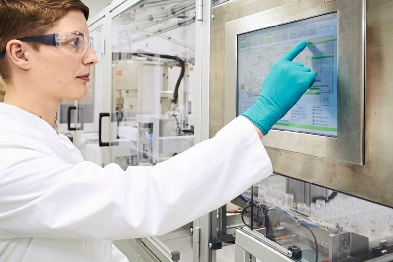 Abb.3: Mitarbeiter stellen die Analysemethoden je nach Bedarf flexibel zusammen. (ABB Eurofins, Hauke Hass)