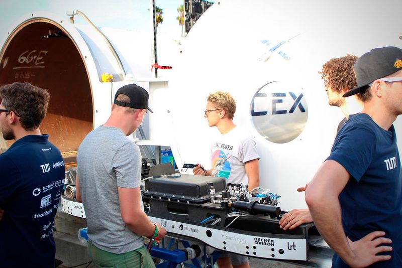 Das WARR-Team hat über 50 Jahre Erfahrung bei der Entwicklung von Raketen, Satelliten und dem designen von Weltraumaufzügen.  (WARR Hyperloop)