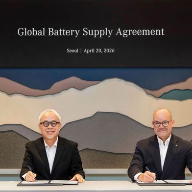 Joo Sun Choi, Chef von Samsung SDI (l.) und Jörg Burzer, Technikvorstand von Mercedes-Benz, unterschreiben die Zusammenarbeit bei Akkus für Elektrofahrzeuge. (Bild: Samsung SDI)