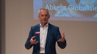 Am 22. November fand in Paderborn das 22. Team-Logistikforum statt. Hier begrüßt der Team-Geschäftsführer Michael Baranowski die über 400 Teilnehmer. Ein Kernthema war, wie man aktuelle und kommende Krisen mit Automatisierungsmöglichkeiten überstehen kann. (Bild: Team)