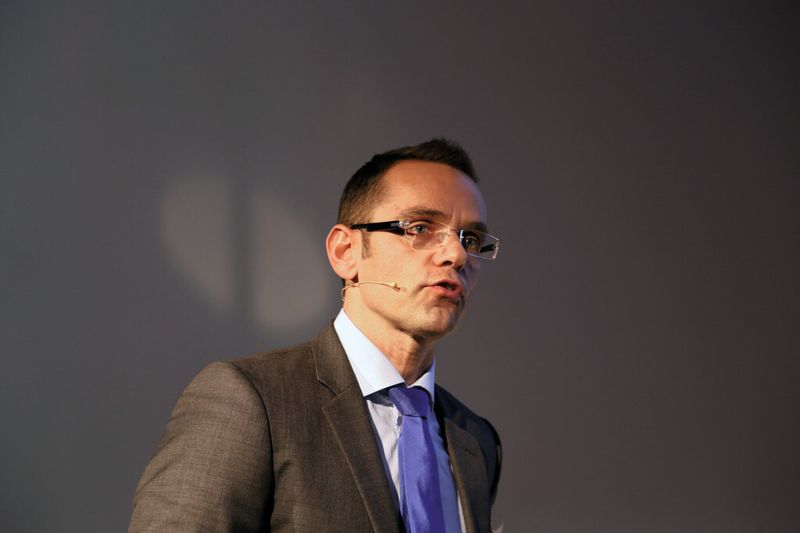 Dipl.-Ing. Andreas Reiter, OC Oerlikon Balzers AG, demonstrierte das enorme Potenzial von Verschleissschutzschichten in der modernen Fertigung und Blechbearbeitung. (Bild: SMM)