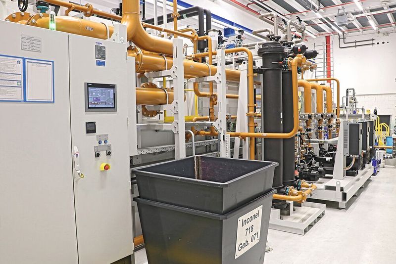 Wichtiger Bestandteil des neuen Fertigungssystems bei der MTU: die von Knoll gelieferte KSS-Zentralanlage, die das Reinigen, Temperieren und Nachbefüllen des Mediums übernimmt. (Bild: Knoll)
