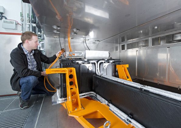 Elektrischer Anschluss einer RSe (R8 e-tron) Batterie in der Klimakammer an den Leistungsprüfstand (Bild: Audi AG)