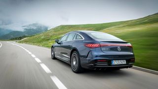 Der EQS ist das elektrisch angetriebene Pendant zur S-Klasse. Kann er das Spitzenmodell abhängen? (Bild: Daimler)