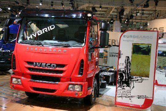 Der Getränkehersteller Coca-Cola testet gerade die Hybrid-Version des Iveco-Eurocargo. (Archiv: Vogel Business Media)
