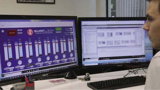 (Bedient wird die Motion-Control-Technologie über das TIA-Portal. Die Ingenieure können die Wellen über eine grafische Oberfläche gestalten. Bild: Surf Loch)