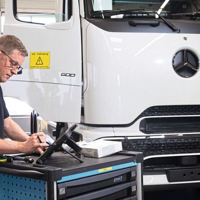 Mercedes-Benz E-Actros 600 im Diagnose-Prozess: Auch elektrisch betriebene Lkw brauchen eine regelmäßige Wartung. (Bild: Daimler Truck)