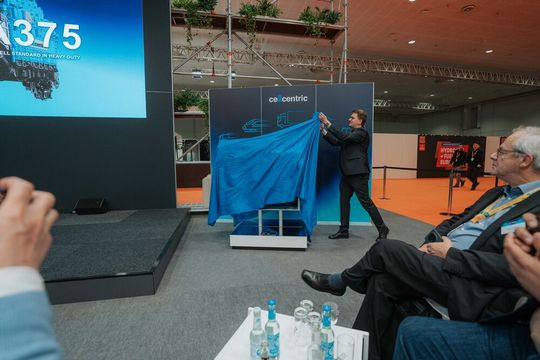 Head of Sales Joachim Ladra at the presentation of the new fuel cell system.(Image: Cellcentric)