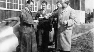 In rustikalem Abiente: Die Übergabe eines Porsche 356 an den Kunden Dr. Ottomar Domnick anno 1950. (Foto: Porsche)