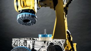 Gegossene Tellerbürsten von Kullen-Koti. Ihr besonderes Merkmal ist ein tief in den Bürstenkörper eingegossener, sehr dicht stehender Besatz. Dank seiner hohen Formstabilität ermöglicht er bei hoher Abtragleistung ein präzises und definiertes Entgraten und Verrunden von Kanten (Kullen Koti)