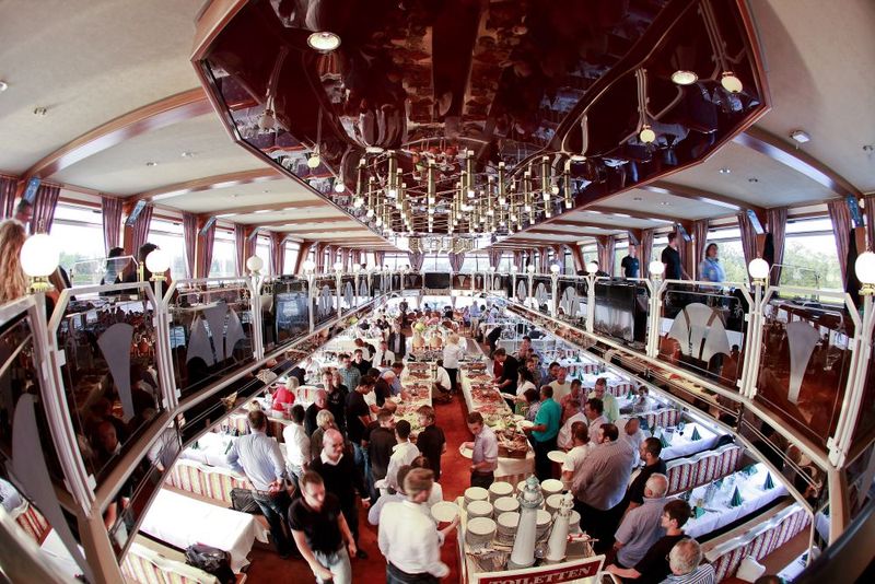 Der Sturm auf das Buffet auf der MS Karlsruhe. (Bild: SoftEngine)