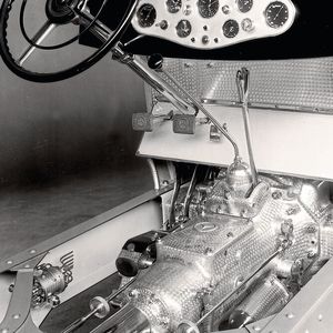 Ein Demonstrationsmodell des Fahrerplatzes des Typs W07. Man beachte das sorgsam mit einerm Marmorierstift verschönerte Gehäuse des Getriebes(Bild:  Mercedes-Benz)