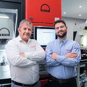 Nicholas (l.) und Josh Hacko zeigen sich insbesondere von ihrer Kern Micro HD begeistert: „Mit der inzwischen gemachten Erfahrung glauben wir, dass sich dieses Bearbeitungszentrum trotz hoher Investitionskosten in weniger als fünf Jahren amortisieren wird.“(Bild:  NH Micro / Kern Microtechnik GmbH)