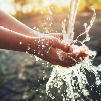 Nicht nur der Mensch braucht Wasser, auch in der Fertigung wird jede Menge Wasser benötigt. Zum Welttag des Wassers schauen wir auf den Wasserverbrauch der Halbleiterindustrie. (Bild: lovelyday12 - stock.adobe.com)