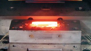 Verschleiß verkürzt die Werkzeuglebensdauer und verschlechtert die Maßhaltigkeit der geschmiedeten Teile. Abhilfe können laserdispergierte Schutzschichten oder mit Hartmetall dotierte DLC-Schichten leisten.Bild: IPH (Archiv: Vogel Business Media)