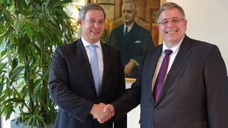 Ab dem 1. Januar 2016 übernimmt Christoph Hummel (li.) von Dr. Michael Roesnick (re.) den Vorsitz der Geschäftsführung der Preh GmbH. Roesnick wird Aufsichtsratsvorsitzender und geht in den Ruhestand. Jakob Preh (Bild im Hintergrund) gründete das Unternehmen im Jahr 1919. (Foto: Wolfgang Sievernich)