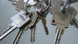 Und ist der Schlüsselbund auch noch so voll: Für den einen der anderen nützlichen Schlüsselanhänger ist immer Platz (Foto: Marc Wolf/pixelio)