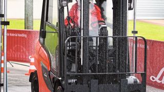 Meistert Bodenschweller und auch die Sprühnebelanlage im Außenbereich klaglos: der neue H25 – das erste Fahrzeug, das auf der modularen Plattform „12XX“ aufbaut. (Bild: Maienschein)