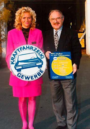 Neues Verbandszeichen gesucht: Gemeinsam mit der Lexus-Verkäuferin Staniewski aus dem Autohaus Stolzenburg präsentiert ZDK-Präsident Bernhard Enning die Aufforderung zum Gestaltungswettbewerb für ein neues Verbandszeichen. (Foto: Promotor)