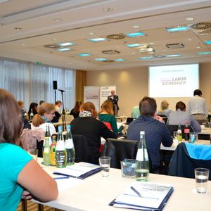 Praxistag Laborsicherheit: von „Zusatzhirnen“ und Worst-Practice-Beispielen (LABORPRAXIS/Lütmman)