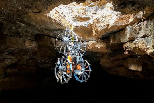 Coyote III seilt sich mithilfe eines von SherpaTT bereitgestellten Abseil- und Dockingsystems in die Höhle ab.(Bild:  Tom Becker - DFKI)