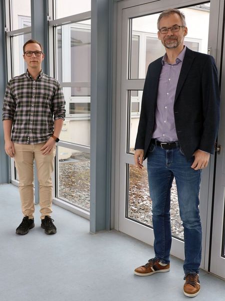 Maximilian Reiser und Prof. Dr. Andreas Breidenassel (v.l.) wollen in Zukunft exaktere Messungen von Wearables in medizinischen Anwendungen ermöglichen. (Hochschule Landshut)