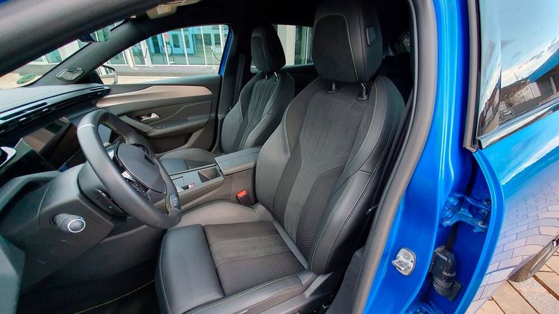 5. Der Innenraum: Die hochwertige Einrichtung der GT-Ausstattung macht den Aufenthalt im Peugeot 308 angenehm, das Platzangebot ist allerdings nicht sehr groß. (Bild: Mauritz – »kfz-betrieb«)