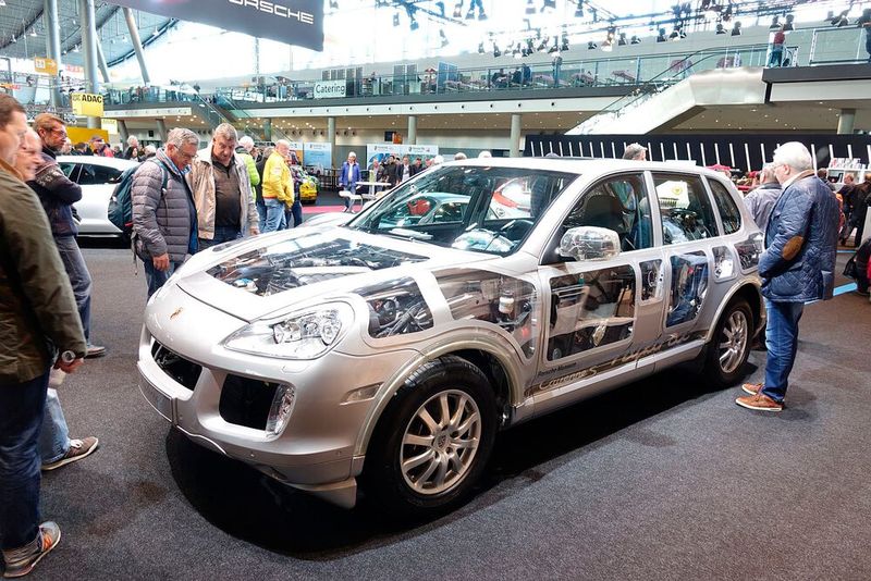 Platzhirsch Porsche war mit einem großen Stand vertreten und zeigte klassische ebenso wie neue Fahrzeuge – und dieses Schnittmodell der ersten Cayenne-Generation. (Bild: Rosenow/»kfz-betrieb«)