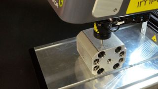 Markierung auf einem Block mit dem Impact-Nadelpräger. (Gravotech)