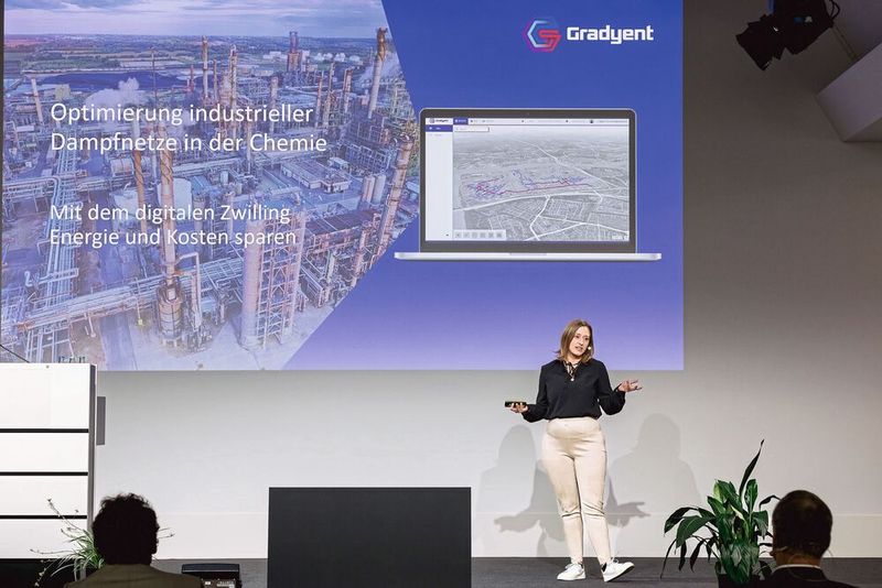 Macht Dampf für Digitalisierung: Tanja Schuze, Lead Business Development Industry bei Gradyent, erklärt wie Chemiefirmen mit dem digitalen Zwilling Energie und Kosten sparen. (Bild: Stefan Bausewein)